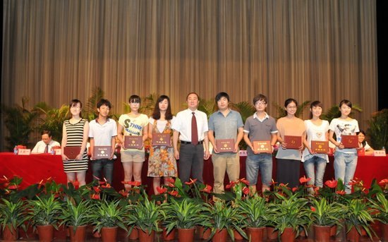 四年之聚今朝别 四千学子启程飞----2012届毕业生毕业典礼隆重举行