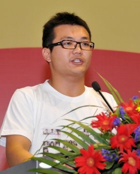 四年之聚今朝别 四千学子启程飞----2012届毕业生毕业典礼隆重举行