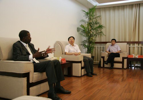 加蓬共和国教育部长访问台州学院