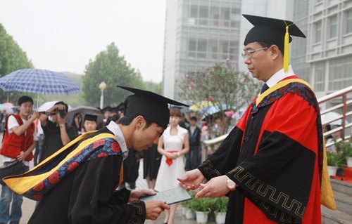 里仁学院举办2012届本科生毕业典礼