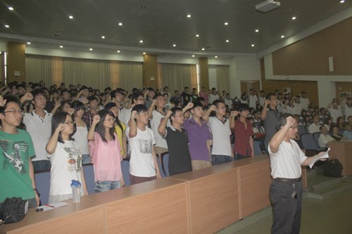 数学学院:迎七一 宣誓言 表决心 奖先进 弘正气