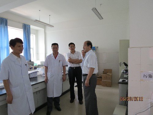 校领导到校医院指导工作