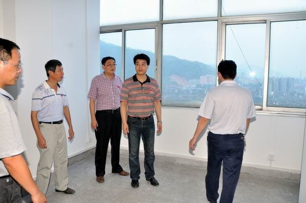 马国防等校领导察看重点建设项目工地