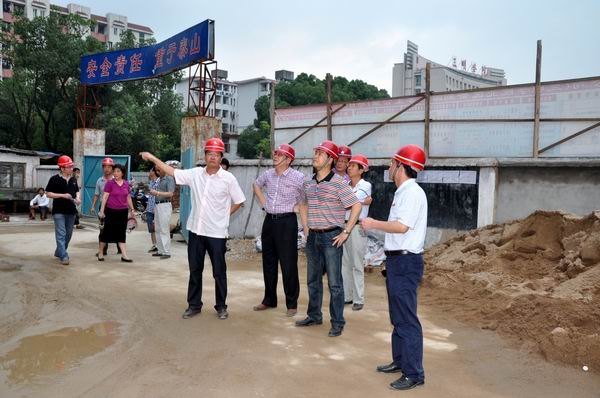 马国防等校领导察看重点建设项目工地