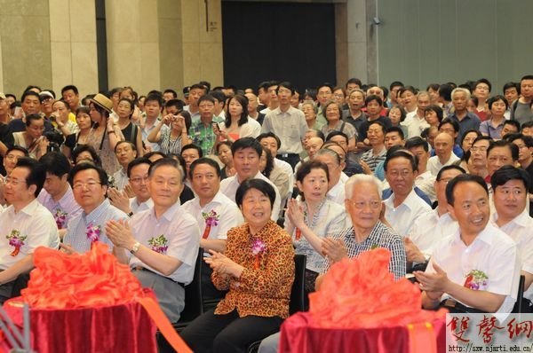 �������硪���������黭׭��չ�����Ͼ�¡�ؿ�Ļ