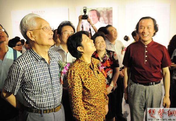 �������硪���������黭׭��չ�����Ͼ�¡�ؿ�Ļ