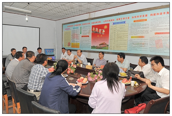 晋中学院领导到左权县进行住村扶贫调研,召开民主生活会