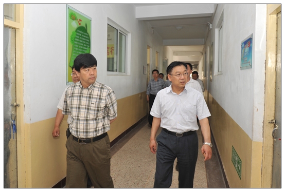 孙建中院长看望在左权二中、宏远中学支教的学生
