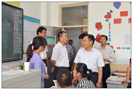 孙建中院长看望在左权二中、宏远中学支教的学生