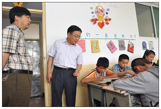 孙建中院长看望在左权二中、宏远中学支教的学生