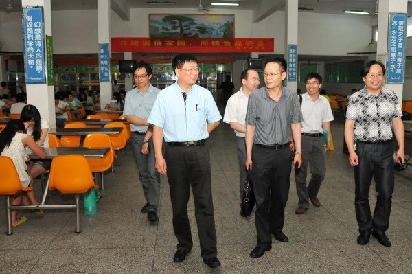 省教育厅专家组莅临常州工学院 检查高校引入社会餐饮企业承包经营食堂工作