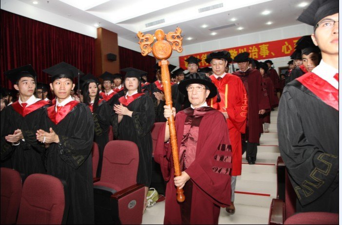 学院2012届毕业生学士学位授予仪式隆重举行