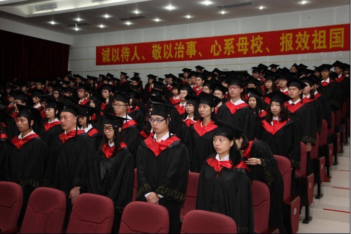 学院2012届毕业生学士学位授予仪式隆重举行