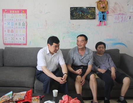 “七一”前夕,高文兵书记看望老党员