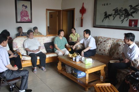 “七一”前夕,高文兵书记看望老党员