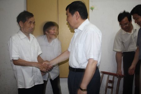 “七一”前夕,高文兵书记看望老党员