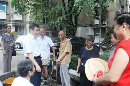 “七一”前夕,高文兵书记看望老党员