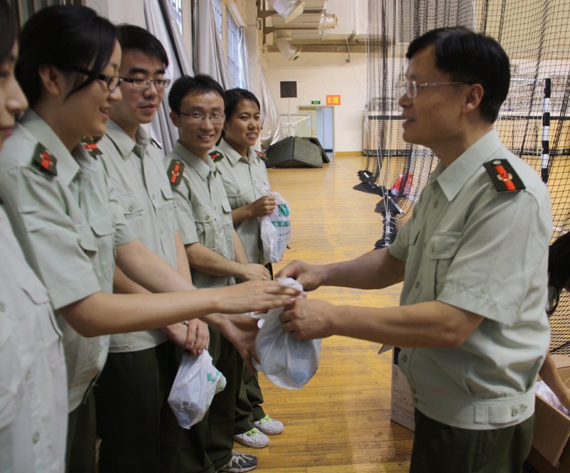 校领导检查军训工作并慰问师生