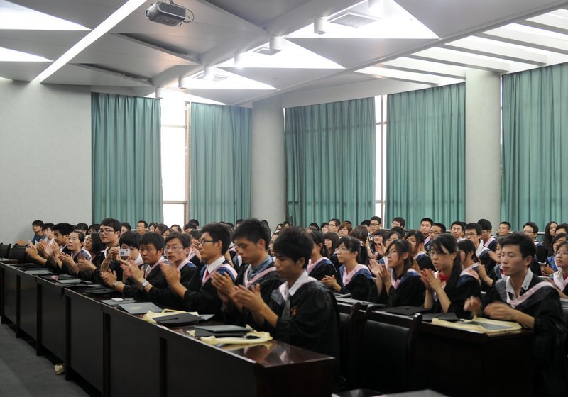 经济与管理系举行首届本科生毕业典礼