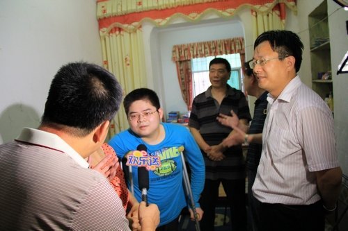 省直机关、省残联领导来校慰问贫困残疾人大学生