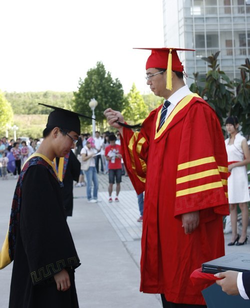 里仁学院举行2011届学生毕业典礼