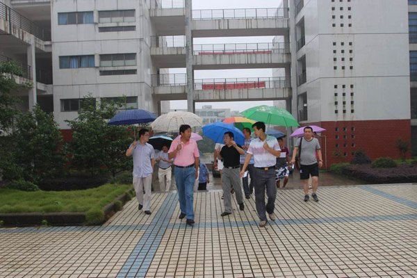 校领导检查学校校园安全工作