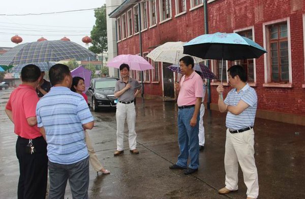 校领导检查学校校园安全工作