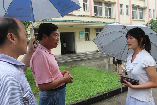 校领导检查学校校园安全工作