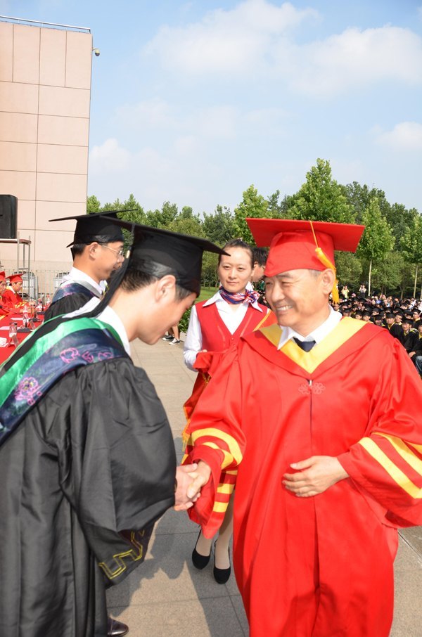 潍坊学院2012届毕业典礼隆重举行