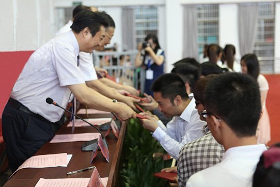 景德镇陶瓷学院隆重举行2012届毕业典礼