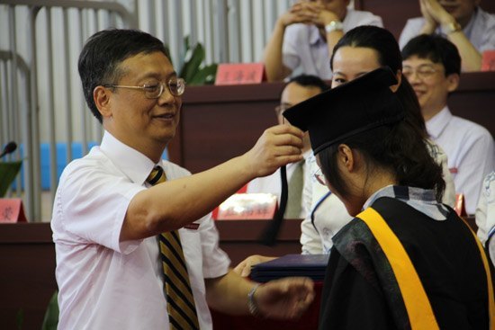 景德镇陶瓷学院隆重举行2012届毕业典礼