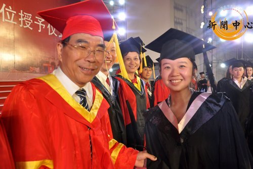 【组图】江汉大学文理学院2012届毕业典礼暨学士学位授予仪式