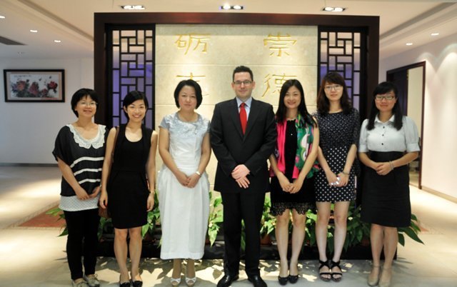 �����츱У�����Ӣ�������¹��Ļ����������°��������һ��