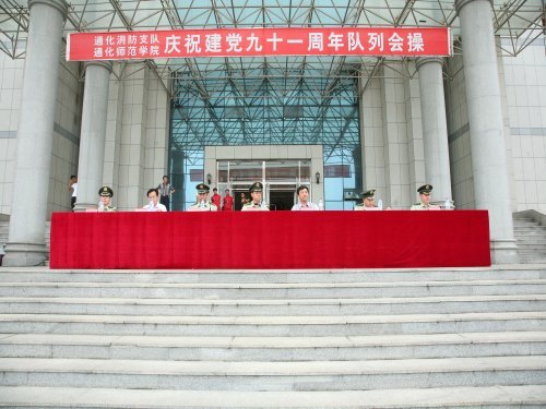 威武之师入校园