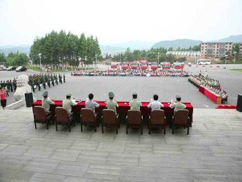 威武之师入校园