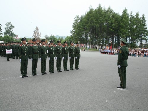 威武之师入校园