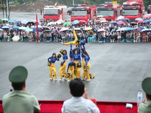 威武之师入校园
