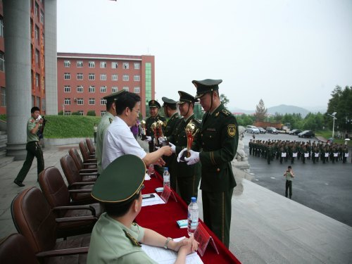 威武之师入校园