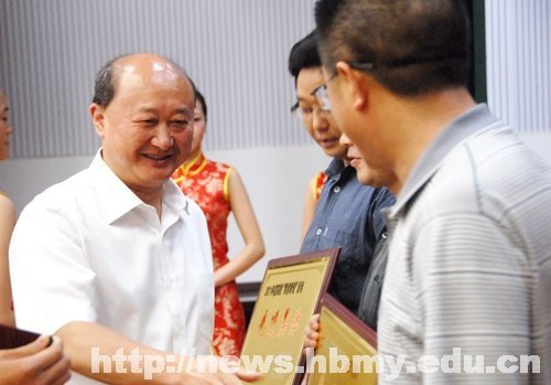 学校召开2012年支部书记培训暨“七一”表彰大会