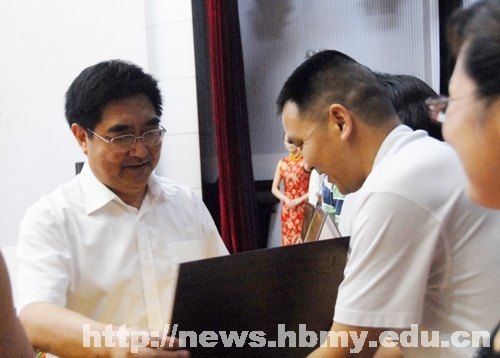 学校召开2012年支部书记培训暨“七一”表彰大会