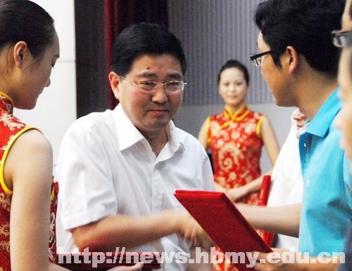 学校召开2012年支部书记培训暨“七一”表彰大会