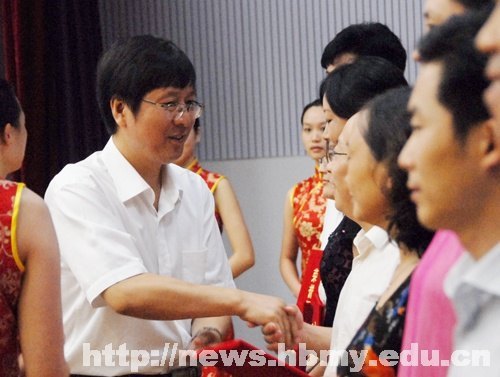 学校召开2012年支部书记培训暨“七一”表彰大会