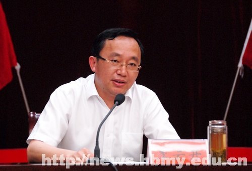 湖北民族学院举行反腐倡廉形势报告会