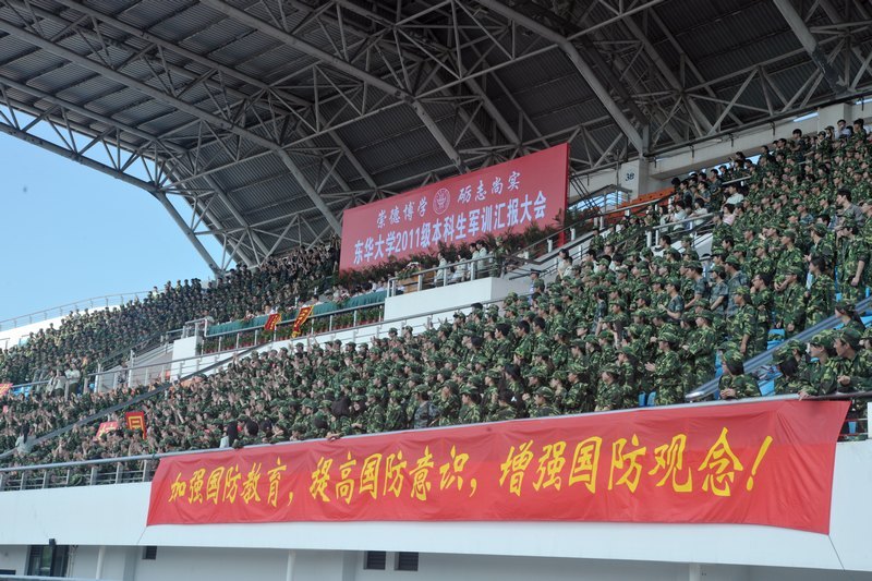 2011级本科生军训汇报大会在松江校区举行