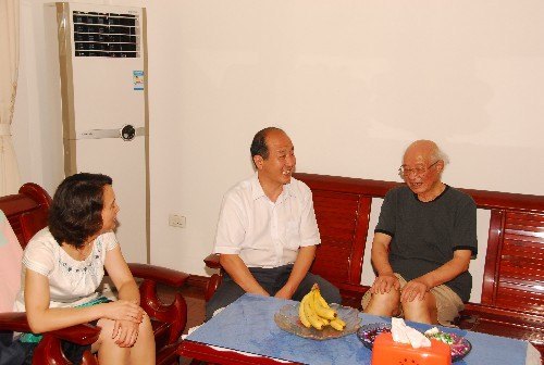 校领导率先垂范访谈慰问离退休老同志、老党员代表
