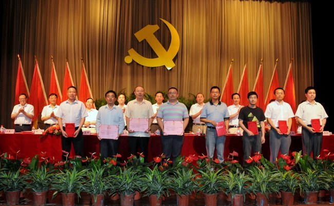 重温党史催奋进 创先争优促发展---常州工学院隆重举行庆祝中国共产党成立91周年暨创先争优活动表彰大会