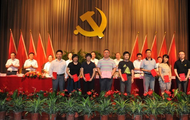 重温党史催奋进 创先争优促发展---常州工学院隆重举行庆祝中国共产党成立91周年暨创先争优活动表彰大会