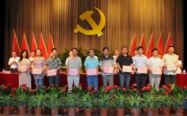 重温党史催奋进 创先争优促发展---常州工学院隆重举行庆祝中国共产党成立91周年暨创先争优活动表彰大会