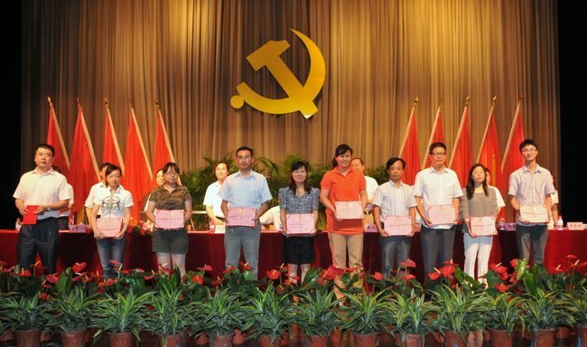 重温党史催奋进 创先争优促发展---常州工学院隆重举行庆祝中国共产党成立91周年暨创先争优活动表彰大会