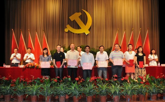 重温党史催奋进 创先争优促发展---常州工学院隆重举行庆祝中国共产党成立91周年暨创先争优活动表彰大会